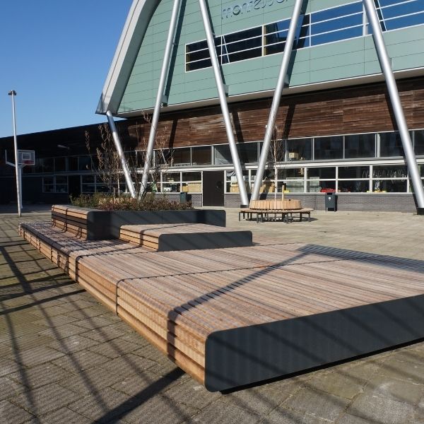 103075 herinrichting schoolplein straatmeubilair buitenbanken afvalbakken zitelementen